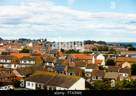 Berwick-upon-Tweed, Regno Unito - 25 agosto 2018: antenna urban cityscape di Berwick centro città dotate di architettura Royal Tweed Ponte e fiume Tweed Foto Stock