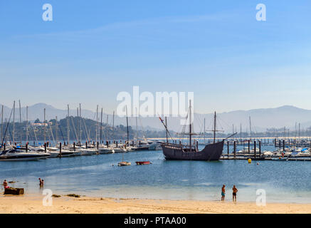 Bayona vicino alla spiaggia e alla marina con la replica ' La Pinta ' in background Foto Stock