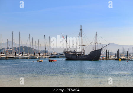 Bayona vicino alla spiaggia e alla marina con la replica ' La Pinta ' in background Foto Stock