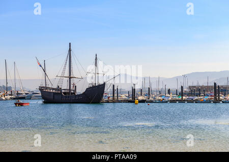 Bayona vicino alla spiaggia e alla marina con la replica ' La Pinta ' in background Foto Stock