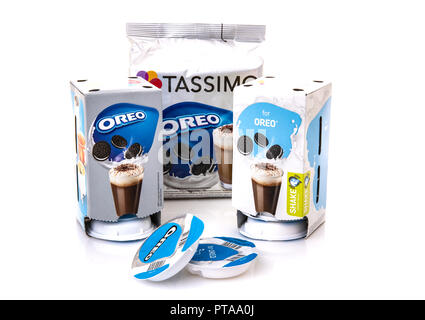 SWINDON, Regno Unito - 8 ottobre 2018: pacchi di Tassimo Hot Chocolate drink baccello su sfondo bianco Foto Stock