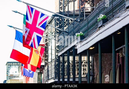 Bandiere da Gran Bretagna, Italia, Francia e Spagna appendere da un balcone nel Quartiere Francese, nov. 15, 2015, New Orleans, in Louisiana. Foto Stock