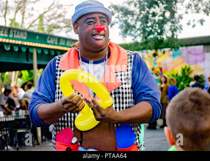 Un afro-americano di uomo fa palloncini per i turisti presso il Café du Monde francese della posizione di mercato, nov. 15, 2015, New Orleans, in Louisiana. Foto Stock
