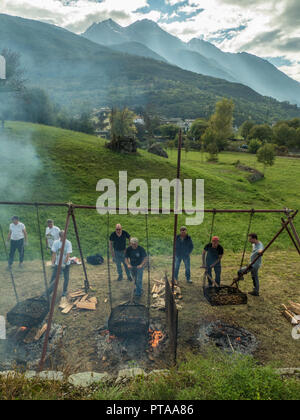 Essendo di castagne arrostite in enormi padelle durante la sagra della castagna nel comune di Fenis in Valle d'Aosta regione NW Italia Foto Stock