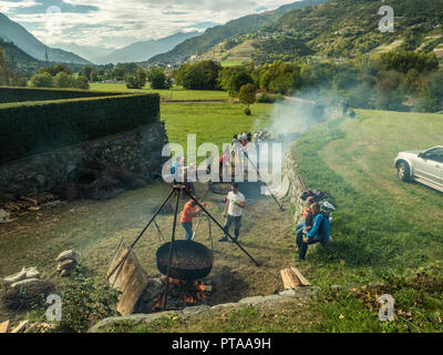 Essendo di castagne arrostite in enormi padelle durante la sagra della castagna nel comune di Fenis in Valle d'Aosta regione NW Italia Foto Stock