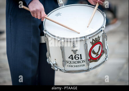 Un aria cadet giocando un tamburo durante una parata. Foto Stock