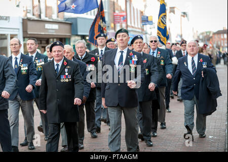 La sfilata domenicale del ricordo, i veterani che trasportano gli standard marciano attraverso la città di Chichester, Sussex occidentale, Regno Unito. Foto Stock