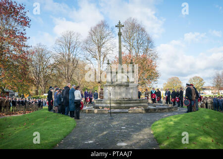 Servizio di giorno di ricordo, la gente si riunisce durante un servizio di domenica di ricordo al memoriale di guerra nella città di Chichester, Sussex occidentale, Regno Unito. Foto Stock