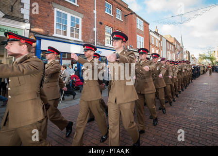 I soldati del 12° Reggimento reale artiglieria prendono parte alla Remembrance Sunday Parade attraverso le strade di Chichester, West Sussex, Regno Unito. Foto Stock