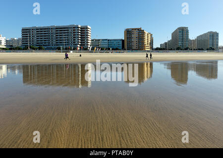 Matosinhos, Portogallo - 26 Novembre 2015: parte sudoccidentale della graziosa città di Matosinhos, una città di Porto, Portogallo, che si riflette nel suo mare spiaggia du Foto Stock