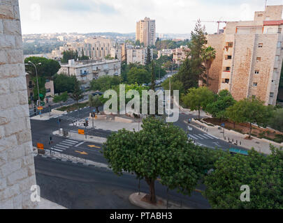 Una vista del centro della città di Gerusalemme all'alba da un hotel finestra sopra la deserte le strade Foto Stock