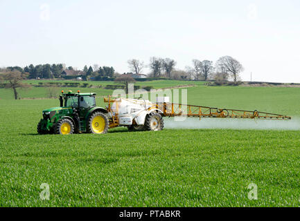 Irrorazione delle colture al Bonnington Agriturismo vicino a Newbridge, Edimburgo. Foto Stock