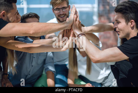 Creative team aziendale che mostra la loro unità Foto Stock