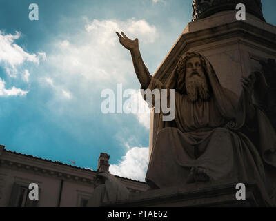 Statue di profeti in corrispondenza della base della colonna dell'Immacolata in Piazza di Spagna Roma Foto Stock