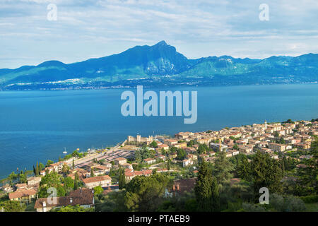 Vista di Torri del Benaco. L'Italia. L'Europa. Foto Stock