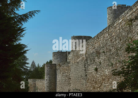 Parete e torri del castello di Burgos si trova sulla collina di San Miguel, Castilla y Leon, Spagna, Europa Foto Stock