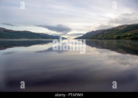 Loch Ness in una giornata di mare calmo Foto Stock