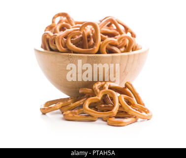 A forma di cuore ad pretzel nel recipiente isolato su sfondo bianco. Foto Stock