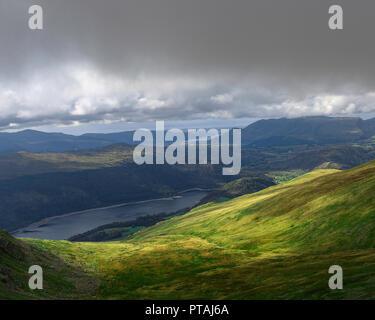 Guardando verso il basso Helvellyn Gill e attraverso Thirlmere serbatoio. Foto Stock