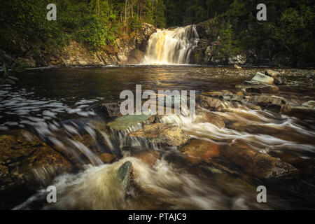 Fiume Naevra dopo grandi probabilità di precipitazioni. Acqua che scorre in una lunga esposizione di ripresa. Area di Jervskogen vicino lago Jonsvatnet, medio in Norvegia. Foto Stock