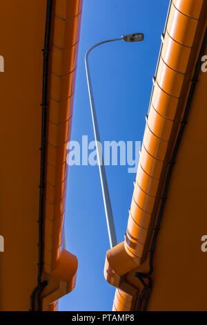 Autostrada e calcestruzzo colorato sovrappassi. Cielo blu e Lanterna di metallo nel traferro. Moderna tecnologia a Varsavia in Polonia. Foto Stock