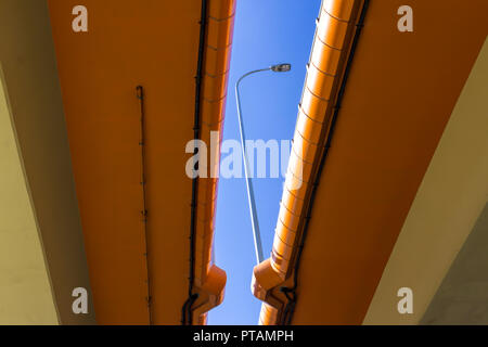 Autostrada e calcestruzzo colorato sovrappassi. Cielo blu e Lanterna di metallo nel traferro. Moderna tecnologia a Varsavia in Polonia. Foto Stock