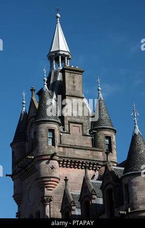 La assolutamente splendido e maestoso edificio in stile baronale, che è la Sheriff Court edificio nella cittadina Scozzese di Greenock. Foto Stock