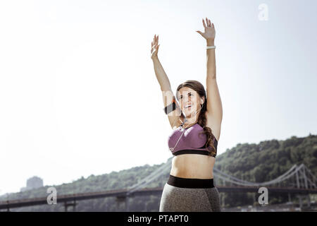 Allegro felice giovane donna sensazione molto felice Foto Stock