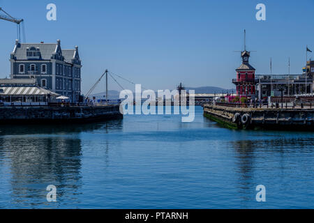 CAPE Town, Sud Africa - 20 Marzo 2018: vista verso Mandela Gateway per Robben Island con African porto commerciale di fronte alla Torre dell Orologio Precinct Foto Stock