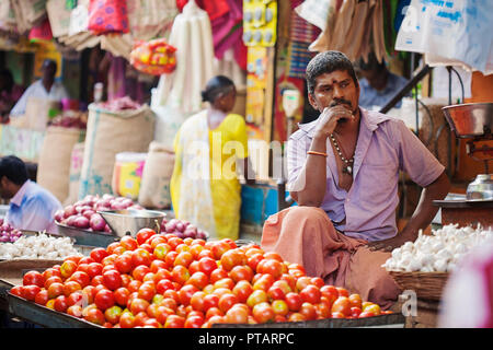 Udaipur, Rajasthan, India, 31 Gennaio 2018: sellet vegetale al pubblico sul mercato della città Foto Stock