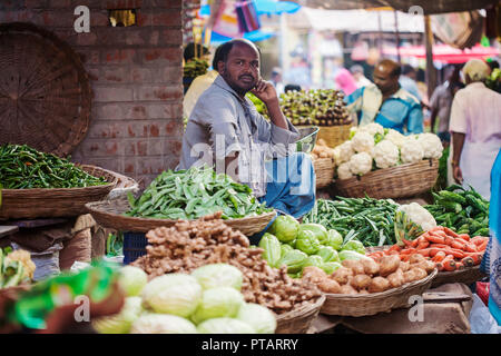 Udaipur, Rajasthan, India, 31 Gennaio 2018: sellet vegetale al pubblico sul mercato della città Foto Stock