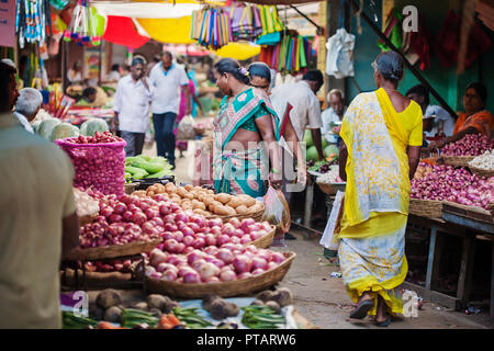 Udaipur, Rajasthan, India, 31 Gennaio 2018: sellet vegetale al pubblico sul mercato della città Foto Stock