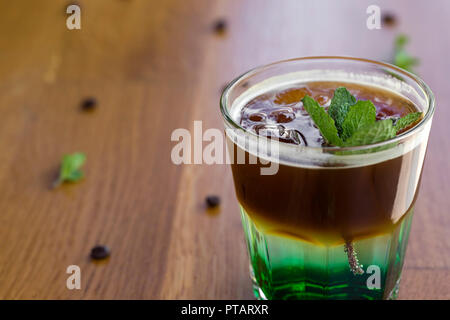 Caffè freddo con foglie di menta e i cubetti di ghiaccio sulla barra Foto Stock
