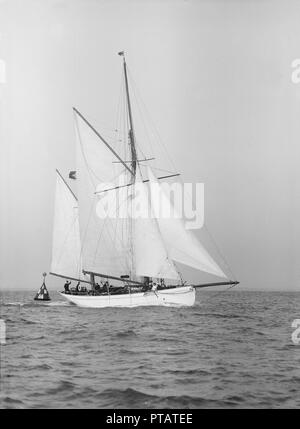 Il 60 ft ketch 'Linth', 1912. Creatore: Kirk & Figli di Cowes. Foto Stock