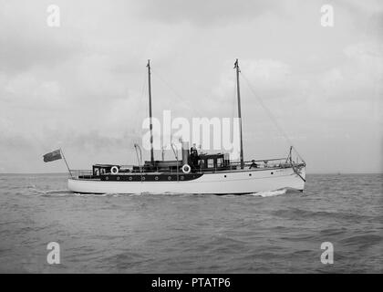 Il 23 ton motor yacht 'Kiwi' in corso, 1914. Creatore: Kirk & Figli di Cowes. Foto Stock