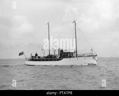 Il 23 ton motor yacht 'Kiwi' in corso, 1914. Creatore: Kirk & Figli di Cowes. Foto Stock