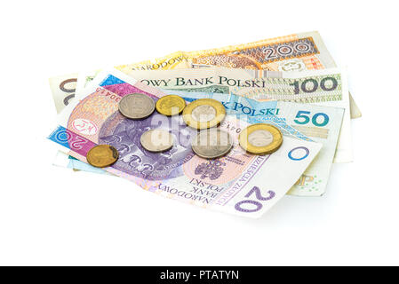 Zloty polacco banconote, Denaro e valuta di Polonia isolato su bianco. Polacco diverse fatture cartacee e lucidare le monete che stabilisce in maniera casuale su sfondo bianco Foto Stock