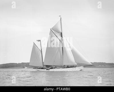 Il 96 ft ketch 'Julnar', 1911. Creatore: Kirk & Figli di Cowes. Foto Stock