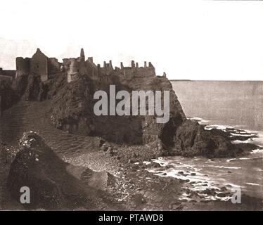 Dunluce Castle, nella contea di Antrim, Irlanda del Nord, 1894. Creatore: sconosciuto. Foto Stock