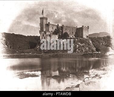 Il castello di Dunvegan, Isola di Skye in Scozia, 1894. Creatore: sconosciuto. Foto Stock