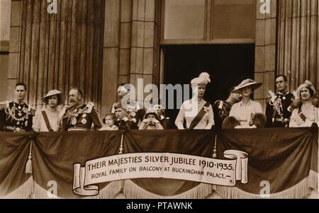 " Le Loro Maestà Silver Jubilee 1910-1935. La famiglia reale sul balcone a Buckingham Palace", 1935. Creatore: sconosciuto. Foto Stock