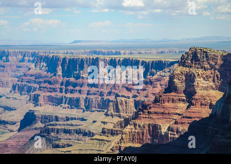 Il Grand Canyon in un pomeriggio d'estate i primi di agosto, vicino deserto vista torre di avvistamento. Foto Stock