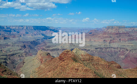 Il Grand Canyon in un pomeriggio d'estate i primi di agosto, vicino deserto vista torre di avvistamento. Foto Stock