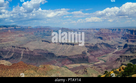 Il Grand Canyon in un pomeriggio d'estate i primi di agosto, vicino deserto vista torre di avvistamento. Foto Stock