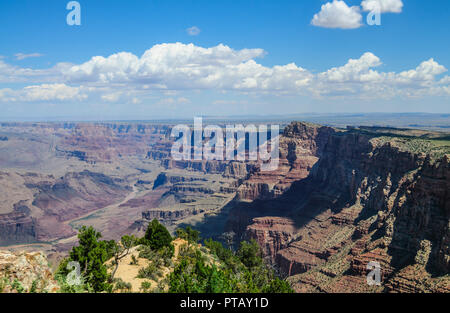 Il Grand Canyon in un pomeriggio d'estate i primi di agosto, vicino deserto vista torre di avvistamento. Foto Stock