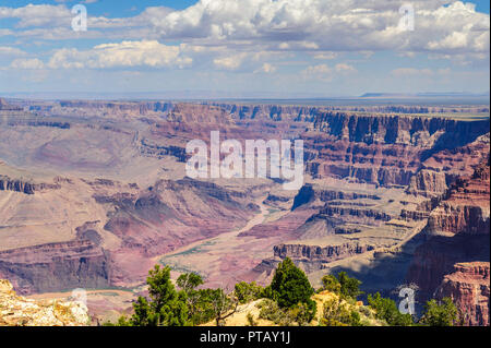 Il Grand Canyon in un pomeriggio d'estate i primi di agosto, vicino deserto vista torre di avvistamento. Foto Stock