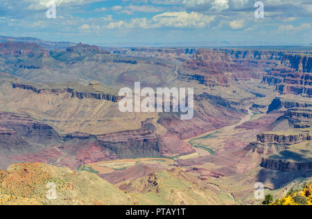 Il Grand Canyon in un pomeriggio d'estate i primi di agosto, vicino deserto vista torre di avvistamento. Foto Stock