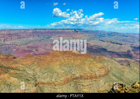 Il Grand Canyon in un pomeriggio d'estate i primi di agosto, vicino deserto vista torre di avvistamento. Foto Stock