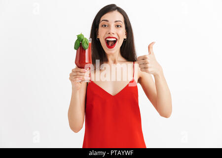 Foto di giovani felici Excited donna posa isolato di bere cocktail che mostra Thumbs up. Foto Stock