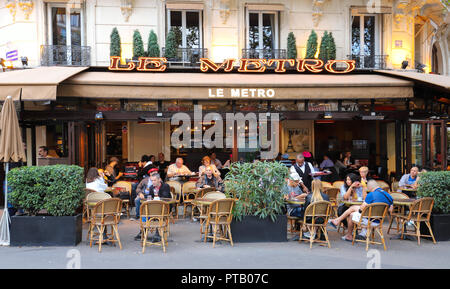 Le Metro è un tipico caffè parigino situato in boulevard Saint Germain a Parigi, Francia. Foto Stock